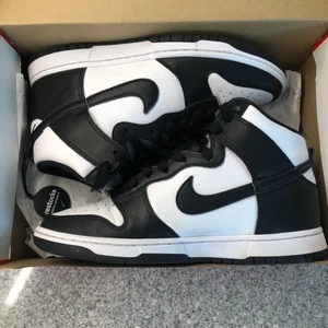 Nike Dunk High Black And White (Panda) - Hej! Säljer nu mina dunks i storlek 42,5. Dem är inköpta från restocks i höstas och är sparsamt använda sedan dess, dvs att dem är i mycket gott skick. Hör av er vid intresse eller funderingar! // Manfred