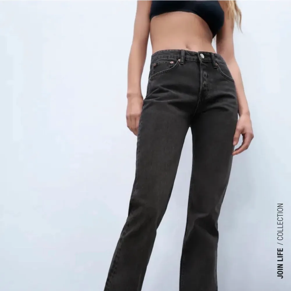 Säljer dessa snygga lågmidjade zara jeans då dom tyvärr är för små för mig! As snygga och som nya ☀️ (helt slutsålda). Jeans & Byxor.