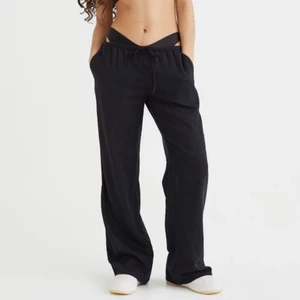 Svarta lågmidjade Linnebyxor  - Skitsnygga efterfrågade lågmidjade linnebyxor från hm! Helt slutsålda och har varit i över en månad! Storlek S men ganska små i storlek 😋💓