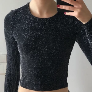 Glittrig topp - Glittrig festtopp köpt second hand från Monki! Priset kan diskuteras 🍸