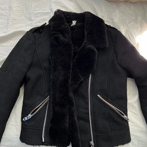 Zara - Haft denna jacka i 2-3 år sen och den passar mig inte längre. Köpte för 1100 kr och säljer för 300 kr + frakt. Använts väl.