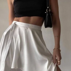 Vit silkeskjol - !Första bilden är inte min! Säljer denna snygga kjol i silke som man knyter själv då den är något kort för mig, där med är den aldrig använd utan bara testad😊Strl S💕