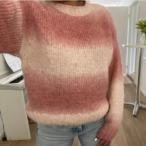 Fin rosa stickad tröja från Cubus - Storlek 146/152 men stor i modell så den sitter super fint och löst på mig som är ca 162. Bra skick och använd ca 4 gånger. Den har lite fluff på, men köpt så i butik. Nypris 250kr, pris 95kr. Köparen står för frakt.