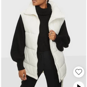 Väst  - Säljer denna snygga väst, sprillans ny! Säljer på grund av att den är någorlunda stor. 