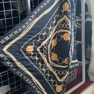 En sjal/sarong från dior som är svart och har värde på 19kr tycker jag