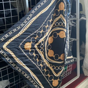 Sjal/sarong från dior - En sjal/sarong från dior som är svart och har värde på 19kr tycker jag