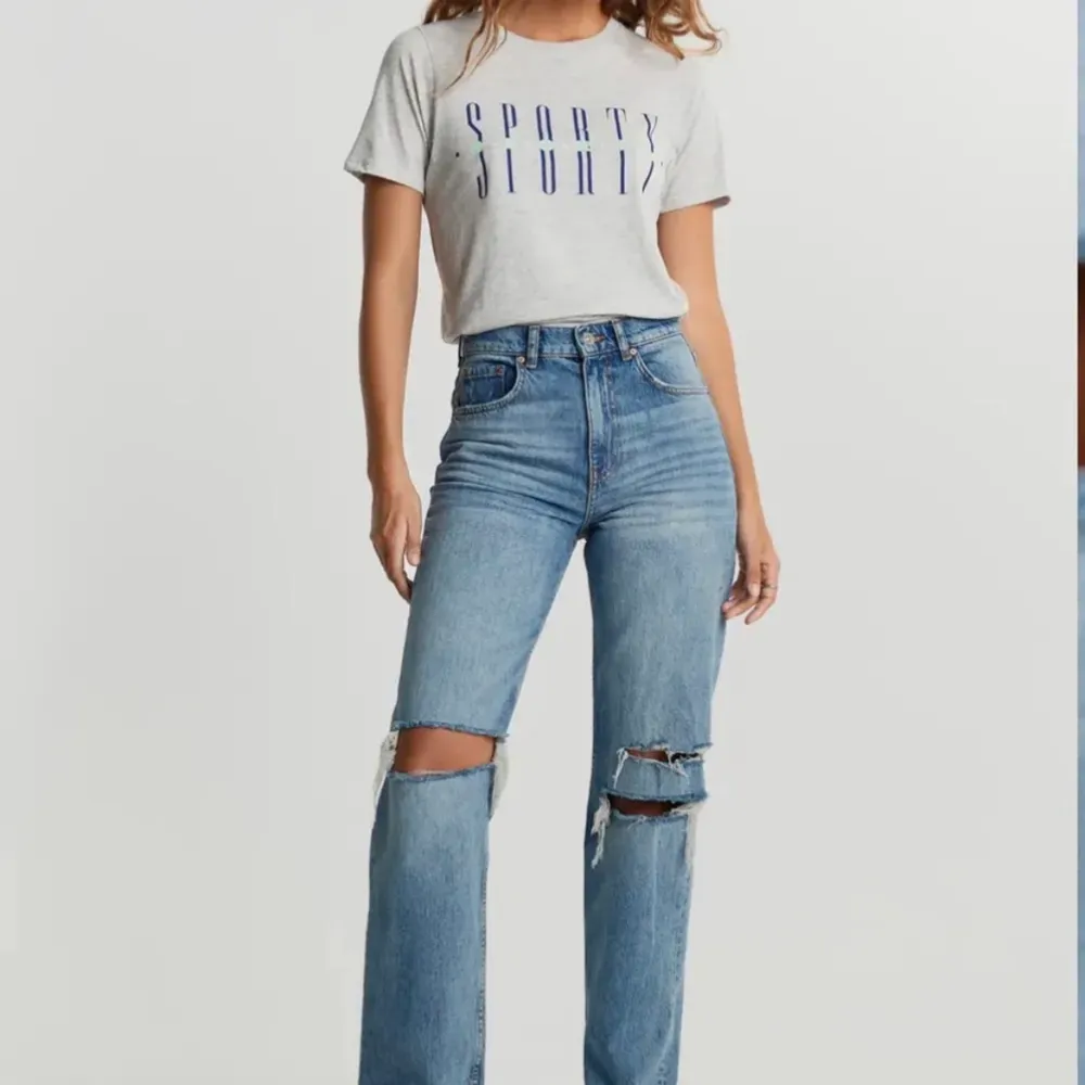 Säljer ett par 90s High waist jeans ifrån gina dåbjag inte använder som längre! Fixar egna bilder vid intresse. Har även den Ljusa modellen. Jeans & Byxor.