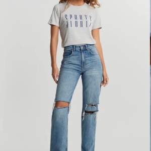 Säljer ett par 90s High waist jeans ifrån gina dåbjag inte använder som längre! Fixar egna bilder vid intresse. Har även den Ljusa modellen
