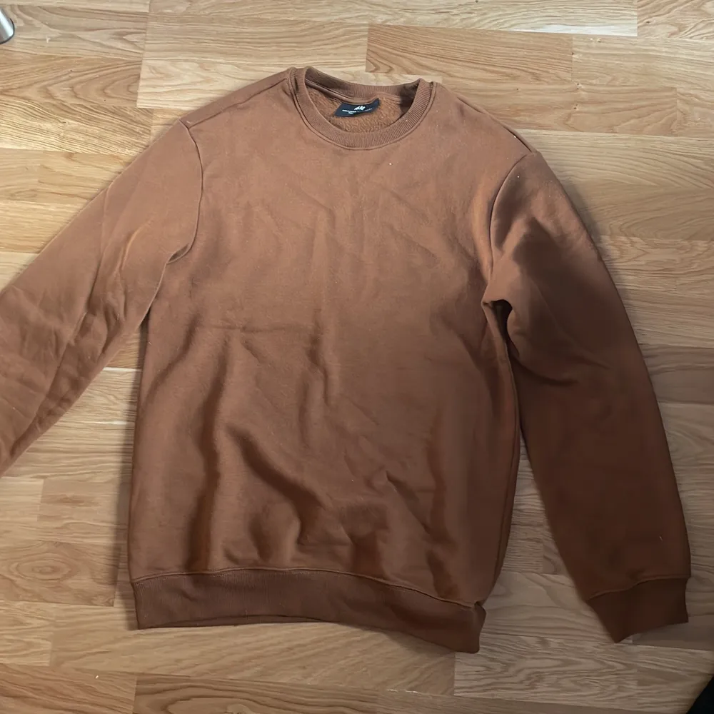 Brun sweatshirt köpt på hm förra året, knappt använd skriv privat för flera bilder köpt för 99kr men säljer för 60kr+frakt. Tröjor & Koftor.