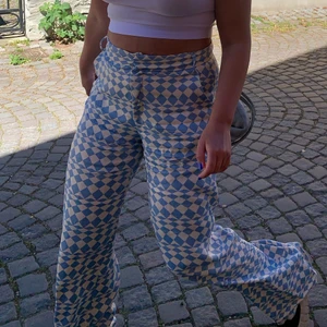 Kostymbyxor  - Säljer ett par kostymbyxor i silkigt material från Zara💕storlek M