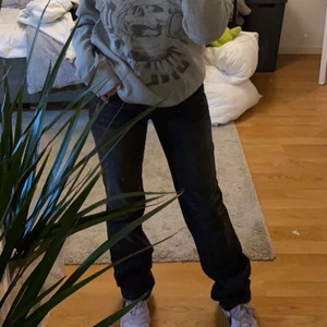Lågmidjade jeans - Grå/svarta jeans. Passar 34/36. Köparen står för frakt
