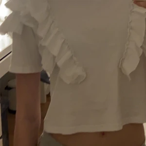 Volang topp  - En sjukt fin volang topp från GinaTricot 💗 köpt för nått år sen men är i bra skick förutom att den har ett litet hål men den syns inte för den är under en volang💗