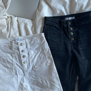 As snygga jeans från zara - Säljer dessa jätte trendiga bootcut jeans från zara. Går att klippa nertill beroende på hur man vill att de ska sitta då dom är slitna nere i modellen💞 Båda är i storlek 34 och dem är normala i storleken skulle jag säga! SVARTA SÅLDA!!