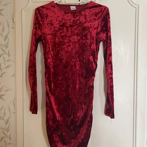 Röd klänning i sammetsliknande material från Gina Tricot. Går till mitten av låret. Använd en gång på julafton. Storlek M.💃🏽