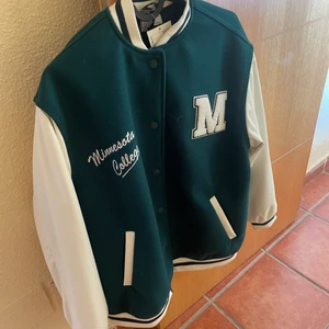 GRÖN vintage JACKA HM - Denna vintage jacka är helt oanvänd, prislappen är kvar och den har bara hängt i min garderob men kände för att sälja den nu eftersom jag behöver pengar till moppe. Den är i storlek XXS men den är stor tycker jag!! Både min syrra som är 18 år och jag tycker den är stor för att vara XXS. Jätte fin jacka som jag tycker passar bra till allt. 🥰❣️❣️❣️när jag köpte kostade den 500 kr men har sänkt till 300 kr nu ❤️❤️