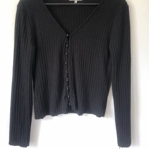 Topp Chiquelle - En svart topp från Chiquelle i storlek M. Knappar över mage och byst som går att öppna. Stretchigt tyg. Frakt tillkommer📦