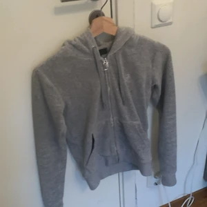 Juicy tröja - Nästan ny, tvättad runt 2-3 ggr, bra skick, säljer pga vill köpa juicy byxor för pengarna, ljus grå köpt från deras egna hemsida för 1100❤️