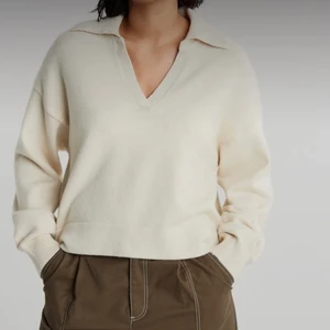 Stickad tröja med krage från Gina tricot - Slutsåld stickad tröja med krage från Gina tricot. Färgen är cremevit!! Så fin men lite liten på mig tyvärr! Den verkar vara slutsåld på hemsidan.