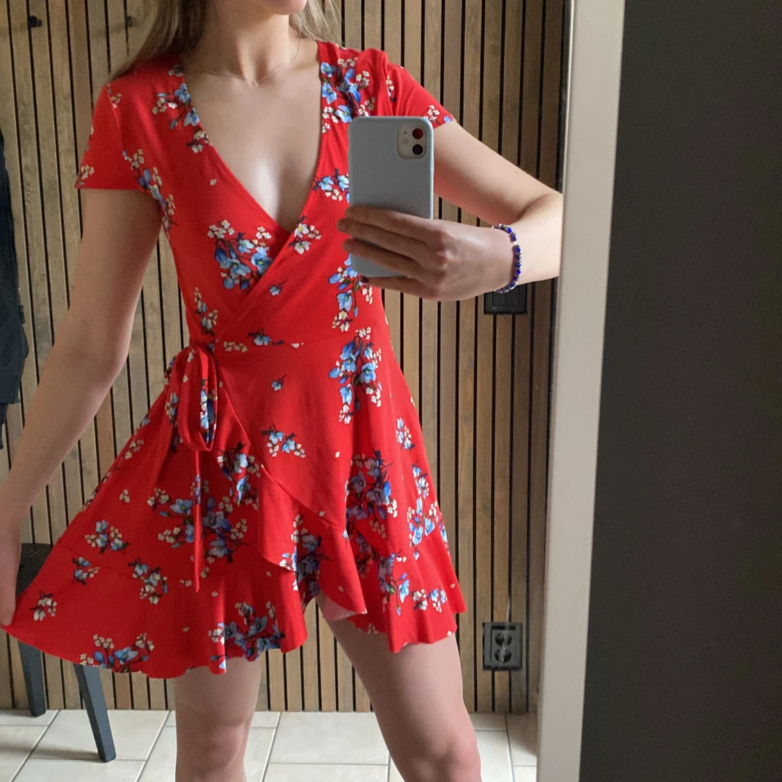 RÖD KLÄNNING MED BLOMMOR PÅ - 90