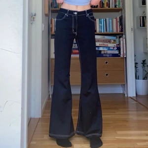 Lågmidjade svarta byxor - Säljer dessa supersnygga lågmidjade/midrise byxorna köpta här på plick. Sitter flared / bootcut och ger en fin passform. Från märket "space girlz" och i storlek XS. Skriv privat vid fler frågor 💞. säljs både på TOKO THRIFT och här