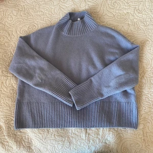 Blå stickad tröja other stories - Från & other stories strlk S! Köptes i vintras och använd endast ett få enstaka ggr, mkt bra skick! 