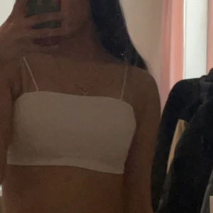 Vit topp - Säljer denna vita toppen. Den är i storlek xxs men sitter som xs. Skriv privat för frågor o sånt💞