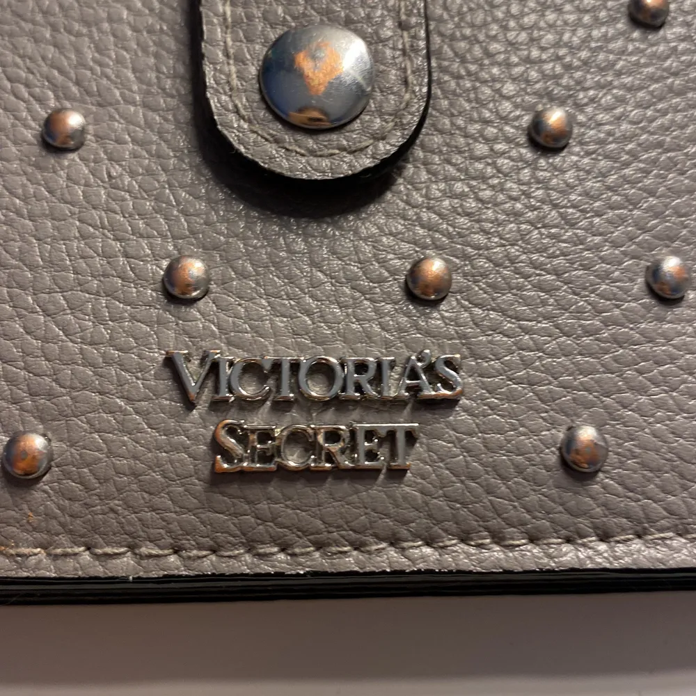 Säljer min viktoria secret plånbok, har använt ganska mycket lite sliten men annars i bra skick, säljer för att inte kommit till användning mer skriv för felet bilder ❤️. Accessoarer.