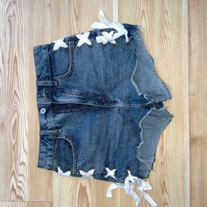 Shorts  - Mellan hög midja och knutna band på sidorna. Supersköna och riktigt snygg passform! Bra skick. 