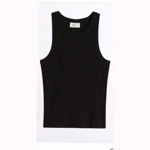 Tank topp - Säljer denna tank topp från Ginatricot, helt oanvänd storlek M. Säljer för 50 kr + frak (66kr)