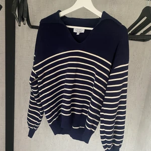 Tröja & Other stories - Superfin tröja från & Other stories, använd ca 3 gånger men som gott som nyskick. Storlek M men passar mindre storlekar om man vill ha den lite oversized som jag har haft. Hör av dig vid intresse 💖