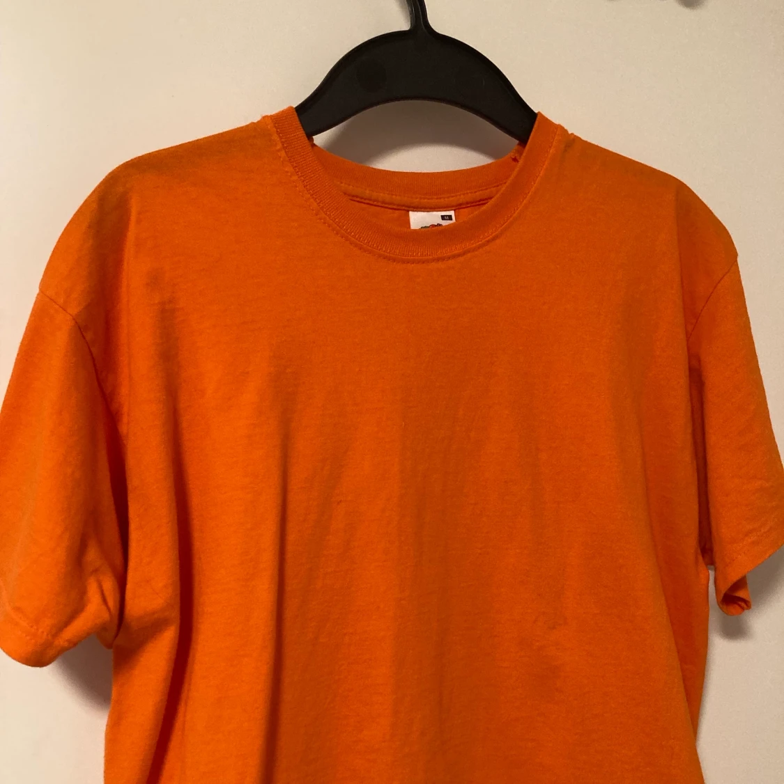 Helt vanlig orange T-shirt. 