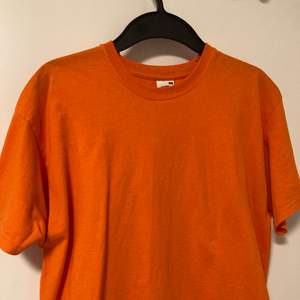 Helt vanlig orange T-shirt. Köpt på humana <3