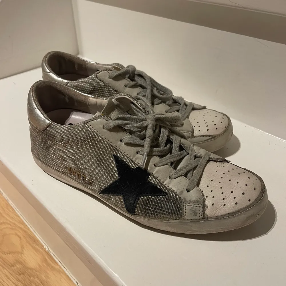 Skitcoola, silvriga Golden Goose sneakers i storlek 37👟👟. Jag pendlar mellan 37 och 38 så skulle säga att de passar båda. Dustbag skickas med. Skickar gärna fler bilder om det önskas🥰. Nypris ca 4000kr. Skor.