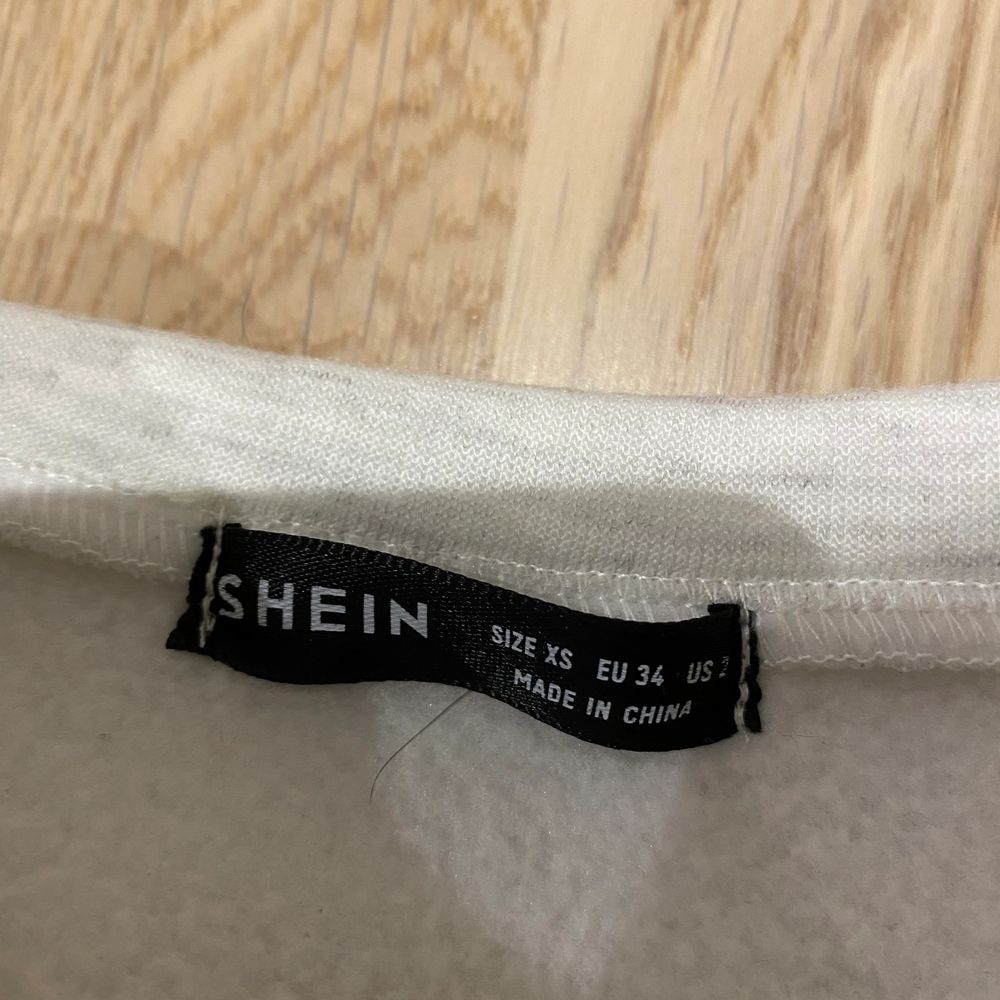 Jätte fin tröja från SHEIN, lite stor på mig men fin, storlek XS nästan aldrig använd och jätte skönt material ✨hör av er om ni vill köpa 💕. Huvtröjor & Träningströjor.