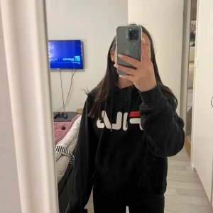 fila hoodie - hej! säljer denna fila hoodien då den aldrig kommer till användning. det är i ganska bra skick, och i stl xs. hör av er om ni är intresserade! 🥰