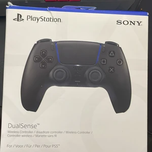 Svart ps5 kontoll - Knappt använd och i bra skick.