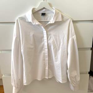 Vit skjorta från Gina tricot med lite droppade ärmar, sparsamt använd!