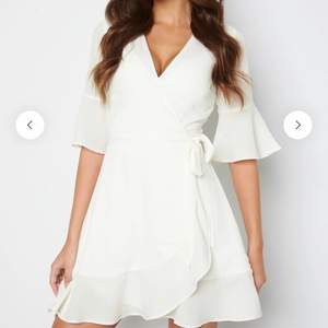 Säljer denna vita klänning, storlek 34, använt en gång på studenten, köpt för 600 kr på bubbleroom, skriv för egna bilder 