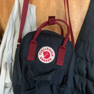 Fjällräven axelremsväska  - Väska från fjällräven crossbody bag. Knappt använd 