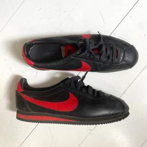 Svarta och röda Nike skor i storlek 45. 💃