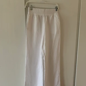 Vita linnebyxor - Säljer nu mina favorit linnebyxor som jag tyvärr har växt ur. Vita linnebyxor i fint skick som är perfekt nu inför sommaren🫶🏼🫶🏼