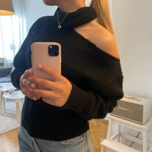 Svart stickad - Svart stickad tröja med cutouts från Gina strl xs. Använt skick, något nopprig men ändå fin!💚