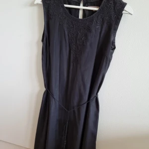 Klänning från Mint &Berry. Storlek xs - Använd endast 1 ggn. I perfekt skick. Väldigt fint på.