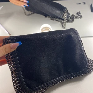 Väska med kedja! - Säljer min fina kedjeväska! Köpt för ungefär ett år sedan och kommer inte till någon användning alls, helt i nyskick. alla bilder är mina,  Köp direkt för 200!