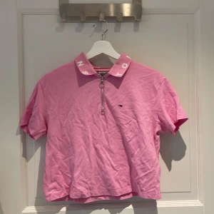 Tommy Hilfiger Rosa tröja med krage och dragkedja  - Säljer denna rosa tröja i storlek xs från Tommy Hilfiger