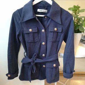 Jacka från Chiara forthi  - Från Bubblerooms egna märke.  Fint skick Elegant höst/vår jacka