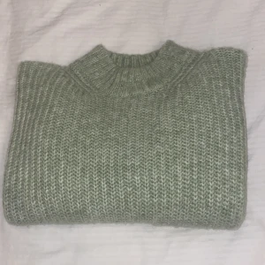 Stickad tröja  - Stickad mint grön tröja. Aldrig använd, helt ny. Från ginatricot i storlek xs, funkar som Small  också. Säljer för 150kr men priset kan diskuteras. Hör av er av intresse. 