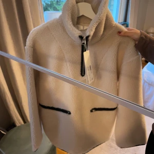 PILÉ JACKA FRÅN ARKET - Så fin och mysig pilé jacka från arket! Storlek S, aldrig använd och alla prislappar kvar! Köpt för 1.350kr 💓