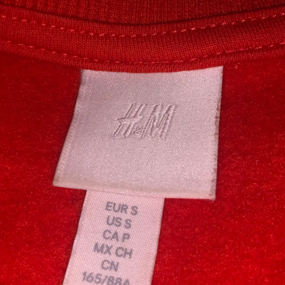 En röd sweatshirt från H&M men tryck. Ett väldigt mjukt och skönt tyg, tröjan är även i väldigt bra skick.💗. Hoodies.