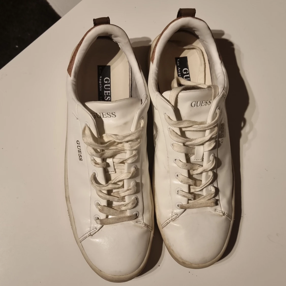 Vita skir från guess - 90